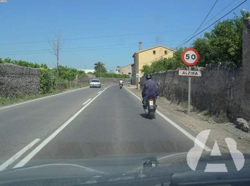 La señal que se observa en la fotografía obliga a mantener esa velocidad máxima…