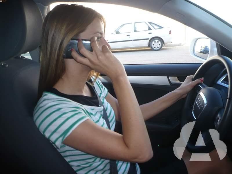 ¿Qué efectos tiene en la conducción una conversación por el móvil que supera el…