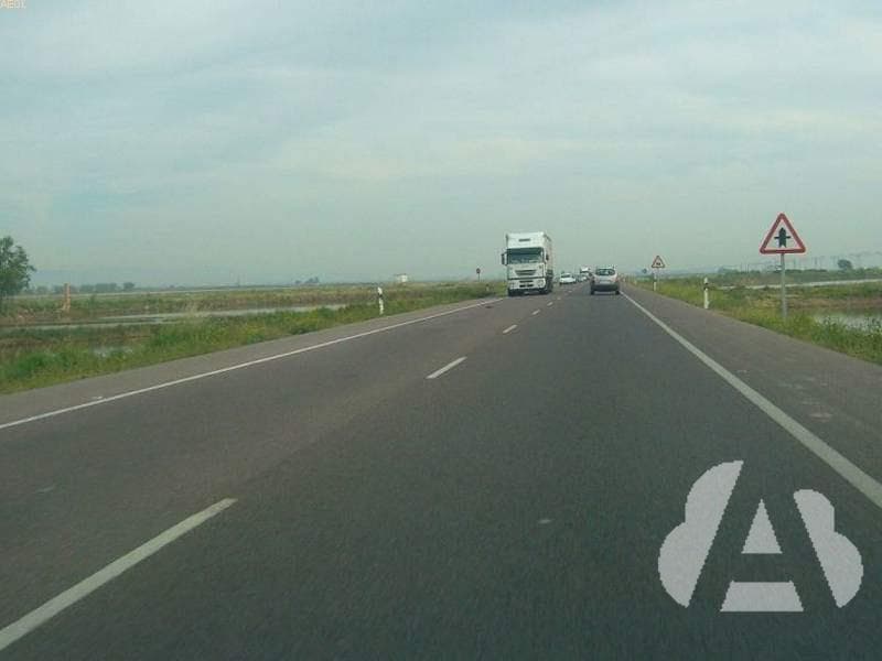 En esta intersección y según la señalización, ¿a qué vehículos debe ceder el…