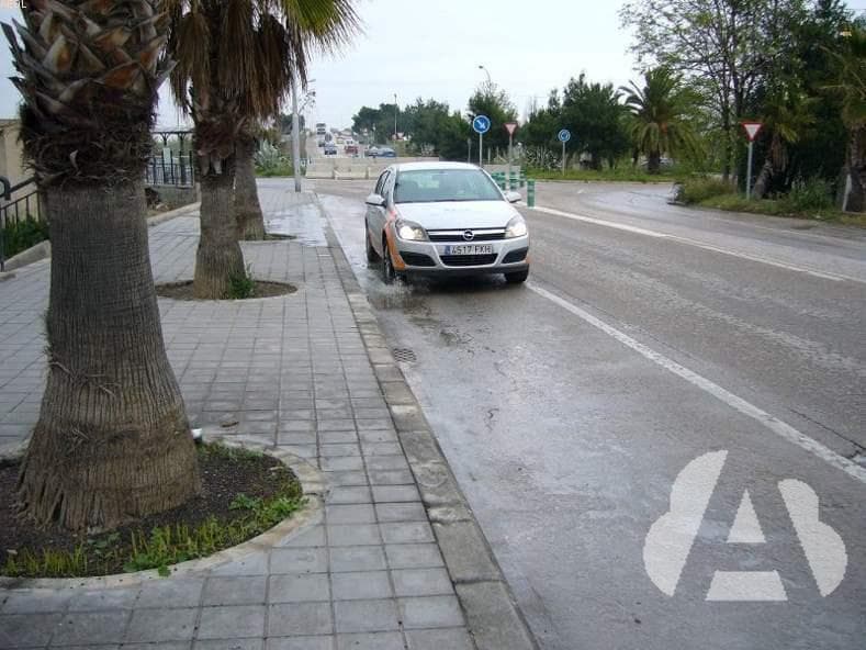 En caso de lluvia o charcos en la calzada, ¿por qué se debe reducir la…