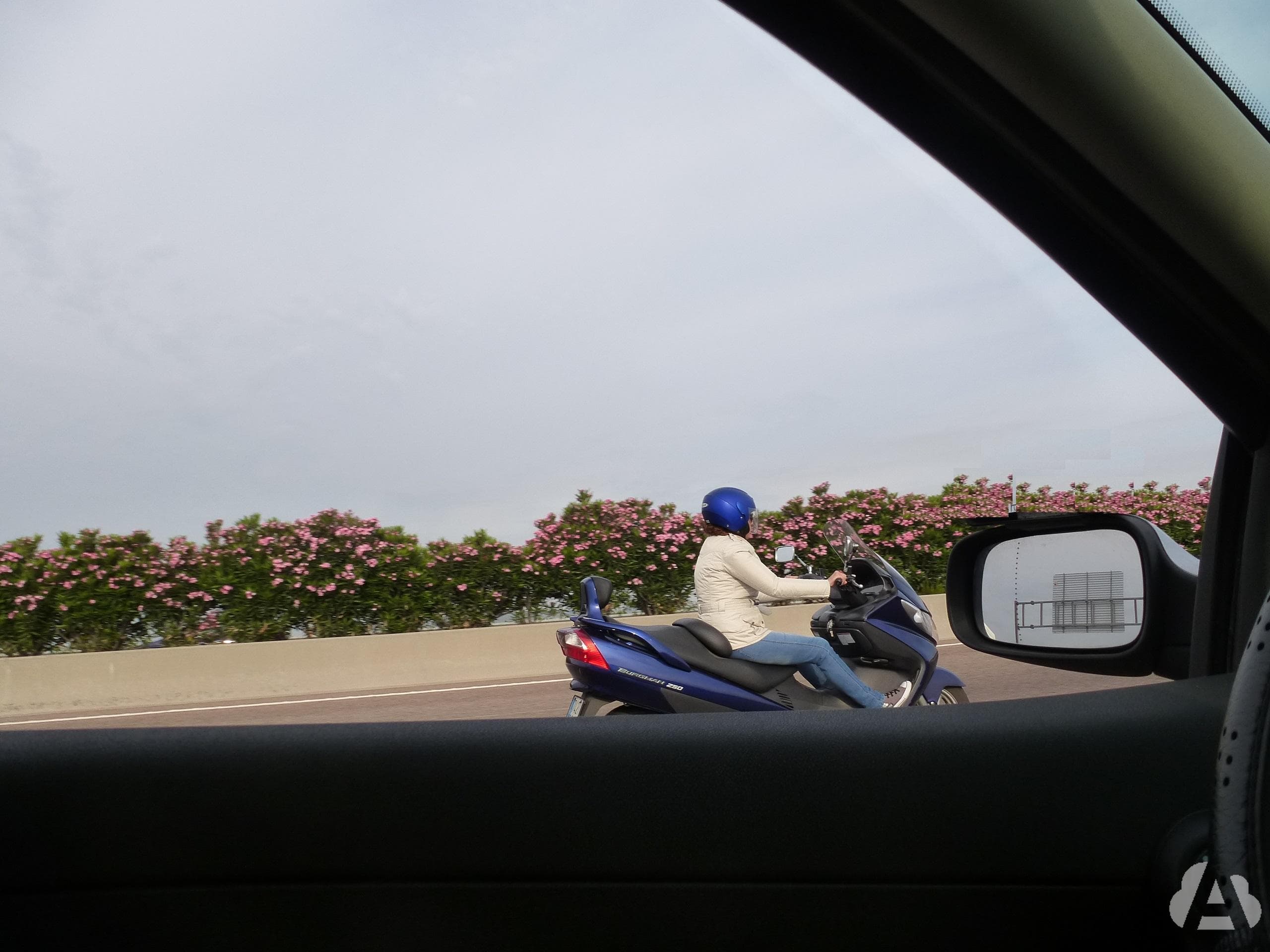 Al adelantar a otro vehículo fuera de poblado, el conductor de una motocicleta…