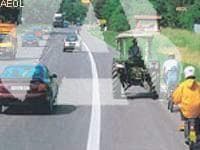 Un tractor agrícola de 3.000 kg de MMA, una bicicleta y un ciclomotor circulan…