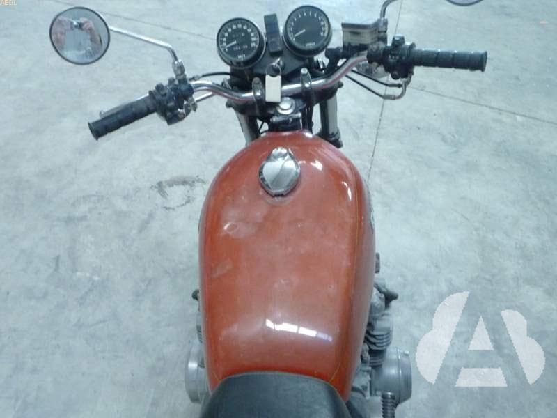 En una autovía, el límite de velocidad para una motocicleta es de...