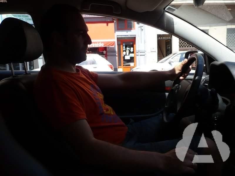 Normalmente, un conductor se distraerá con mayor facilidad mientras...