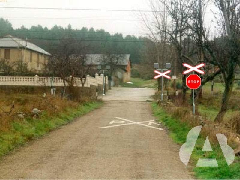 ¿Qué debe hacer en este paso a nivel sin barreras, en el que el semáforo está…