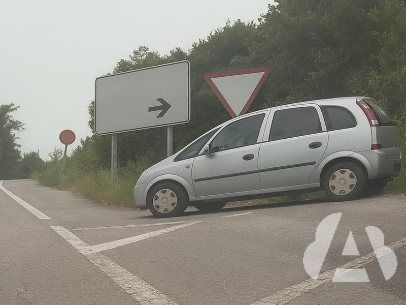 ¿Está permitida la parada en las intersecciones y sus proximidades de las vías…