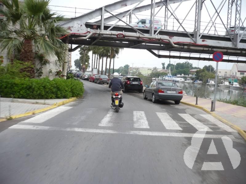 A los ciclomotores, ¿les está permitido circular arrastrando un remolque?