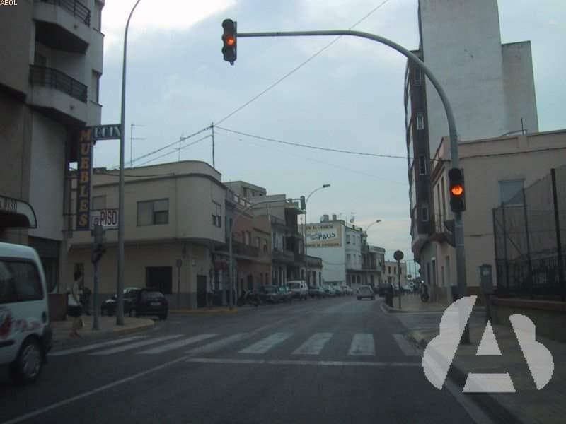 En un semáforo se apaga la luz verde y se enciende la luz amarilla fija; ¿puede…