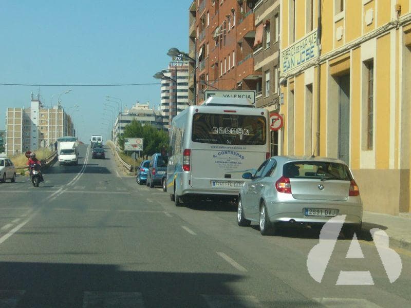 Si deja un vehículo estacionado en llano, ¿qué debe hacer?