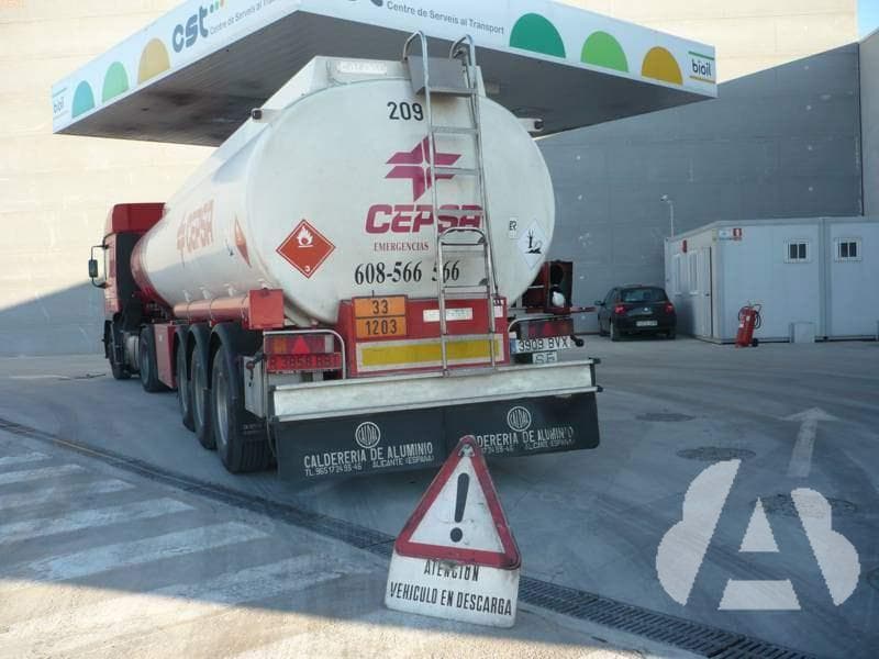 Las señales y placas de la parte trasera del camión, ¿qué indican?