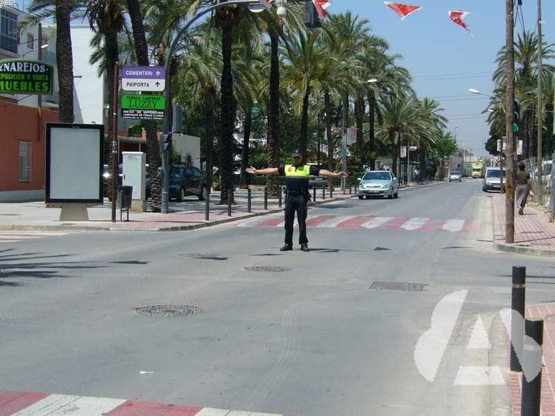 Las órdenes de los agentes de tráfico...