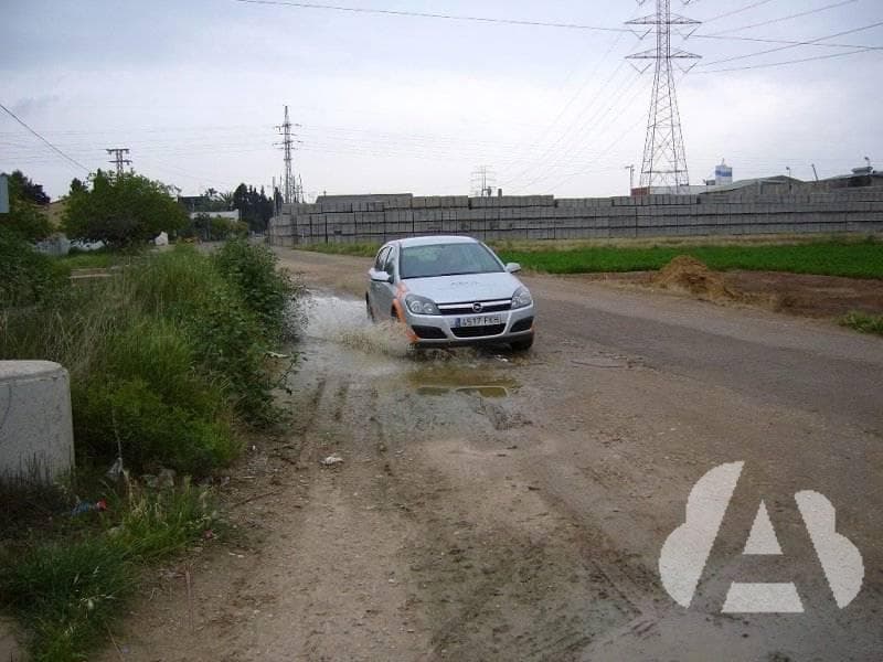 Al pasar por encima de un charco, ¿qué hay que hacer para secar los frenos y…