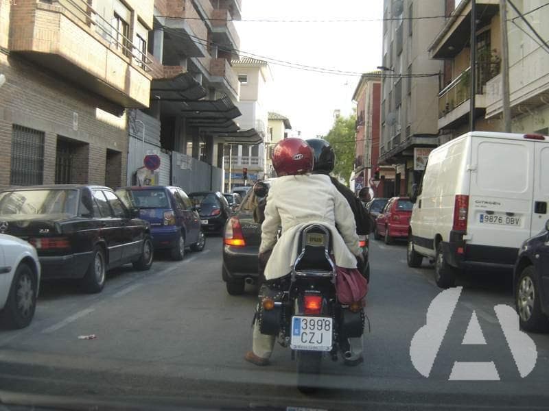 ¿Cómo debe sentarse el pasajero de una motocicleta?