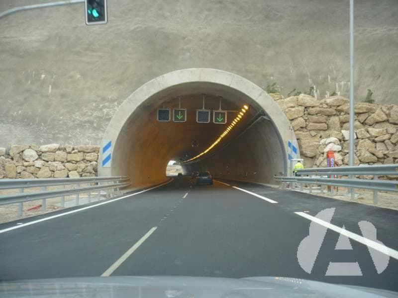 Al entrar en un túnel suficientemente iluminado fuera de poblado, ¿qué…