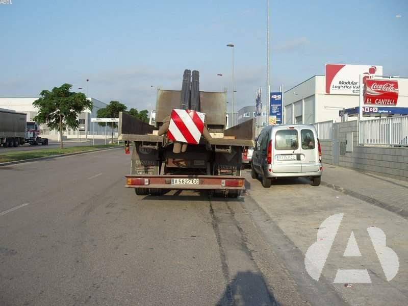 La carga de este camión sobresale por su parte trasera, ¿cómo debe…