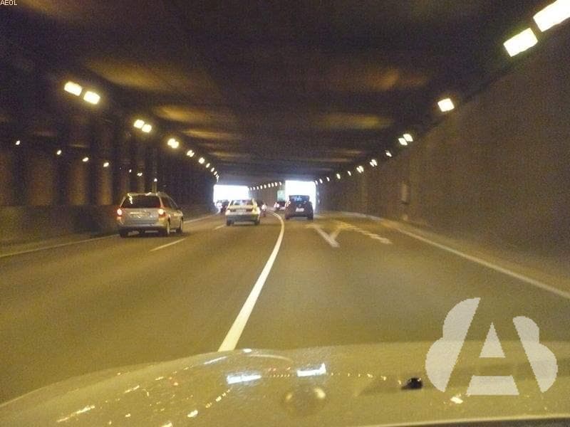 Conduce un camión de MMA inferior a 3.500 kg por el interior de un túnel en el…