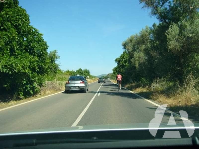 Para adelantar a la bicicleta, ¿debe encender el intermitente?