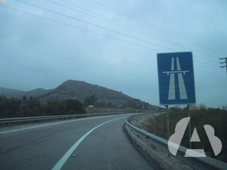 En una autopista, ¿dónde está permitido inmovilizar el vehículo para descansar?