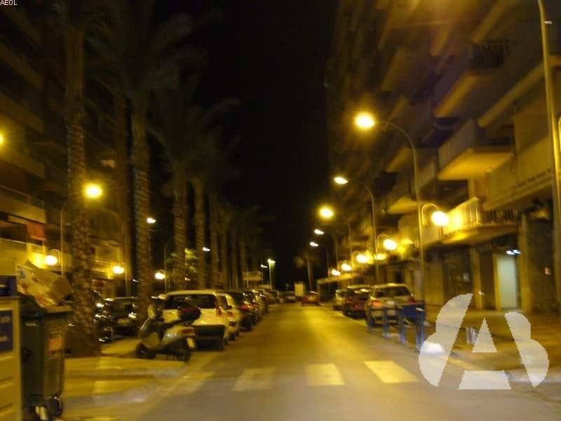 En vías urbanas que no sean travesías, ¿es obligatorio que los vehículos…