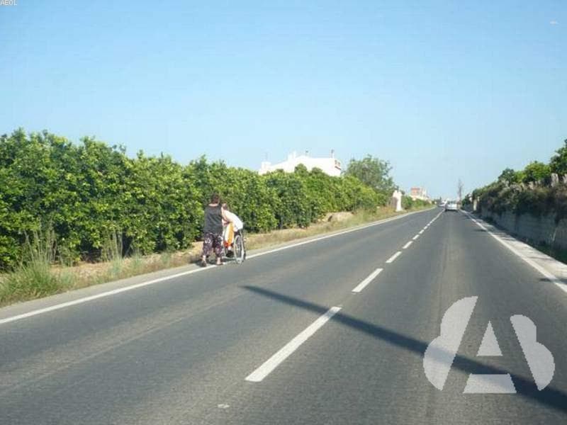 Si no existe espacio reservado para peatones, las personas que van en silla de…