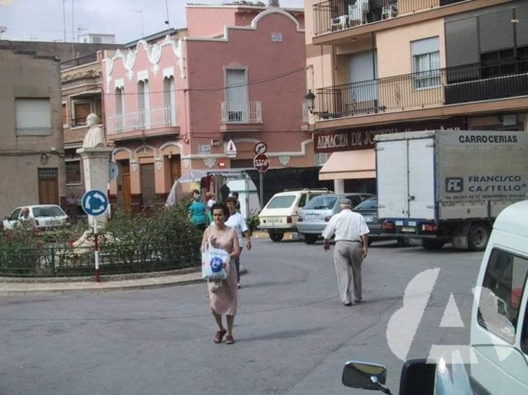 Al acercarse a un mercado, ¿qué precauciones se deben tomar?