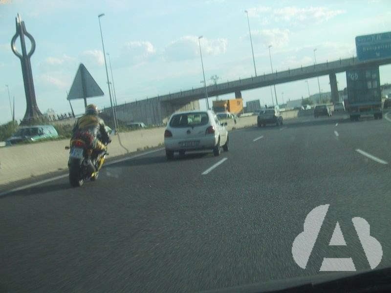 ¿Está permitido realizar competiciones de velocidad en las vías públicas?