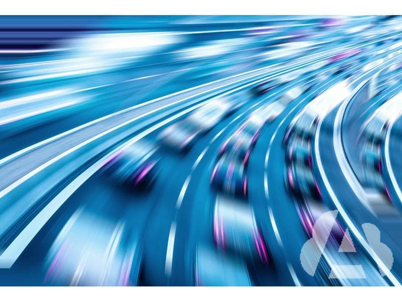 Si conduce una motocicleta por una autovía con tres o más carriles, ¿le está…