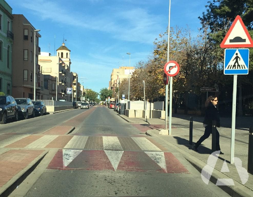 Al aproximarse a un paso para peatones no regulado por semáforos, ¿qué debe…