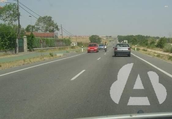 En una carretera cuya velocidad genérica es de 90 km/h, ¿qué velocidad se…