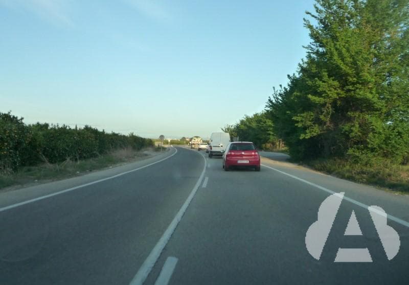 En esta vía, ¿qué distancia es obligatorio dejar con el vehículo que circula…