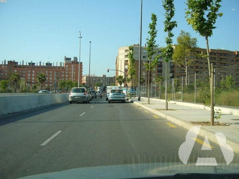 ¿Puede estacionar su vehículo junto al borde de esta calzada?