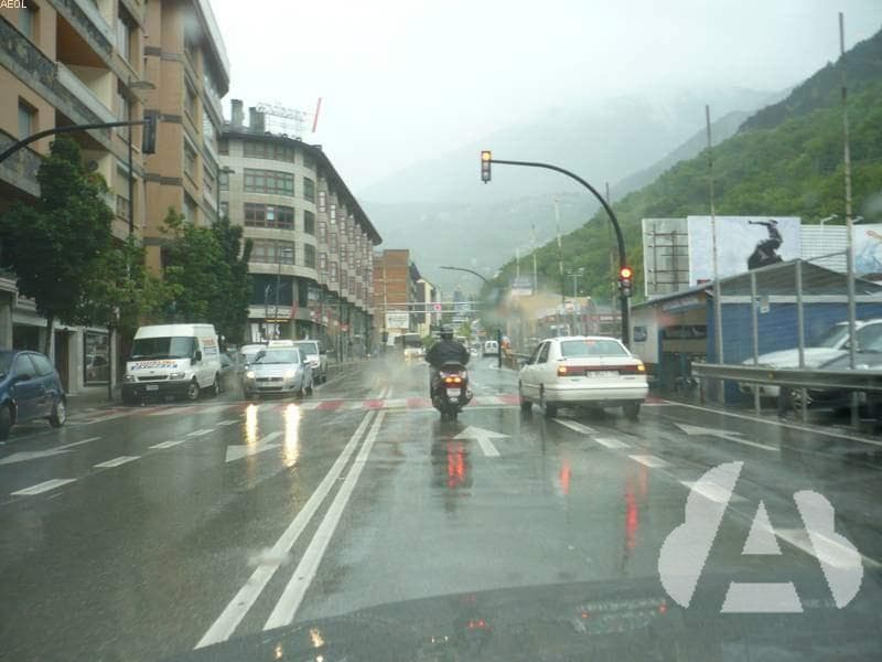 En un día de frío y lluvia, circula conduciendo su motocicleta. En estas…