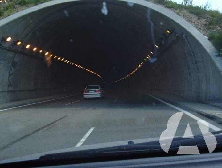 Dentro de un túnel con más de un carril para cada sentido de circulación, ¿está…