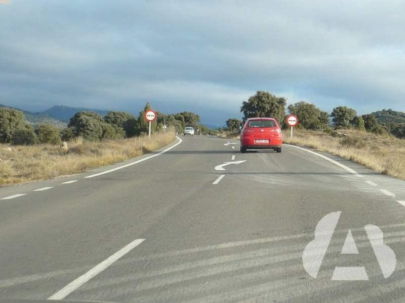 En una carretera convencional, ¿qué velocidad se considera anormalmente…
