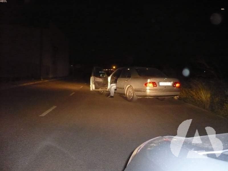 Cuando un vehículo accidentado comienza a arder, ¿qué se debe hacer primero?