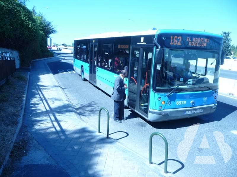 En una zona destinada para el estacionamiento y la parada de un autobús público…