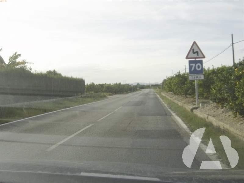 En esta calzada de doble sentido de circulación, para cambiar de dirección a la…