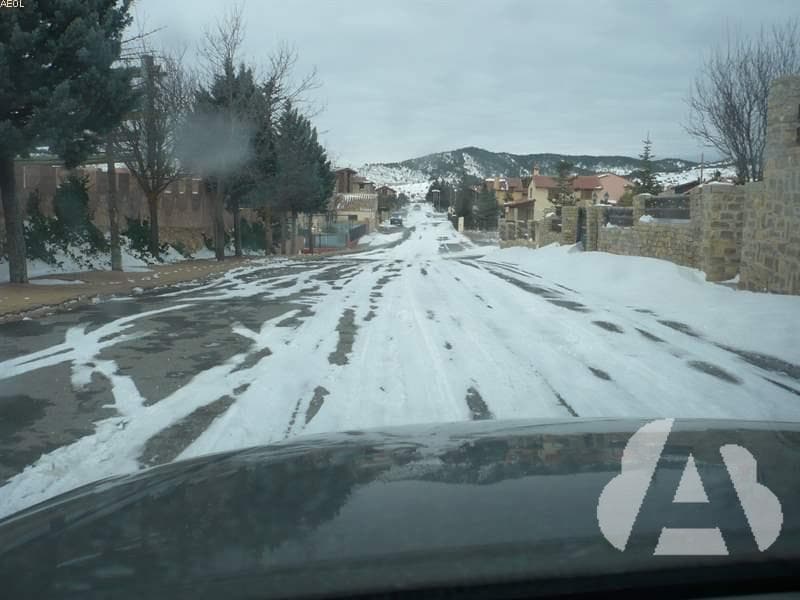 En una autopista con hielo en el pavimento, ¿está permitido circular a 40 km/h?