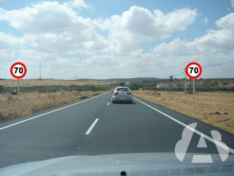 ¿Puede adelantar a un vehículo que circule en esta vía a 70 kilómetros por hora?