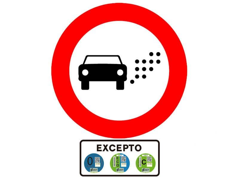 ¿Qué vehículos, como norma general, pueden acceder a una vía a cuya entrada se…