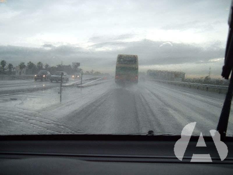 En caso de lluvia se debe circular con precaución porque...