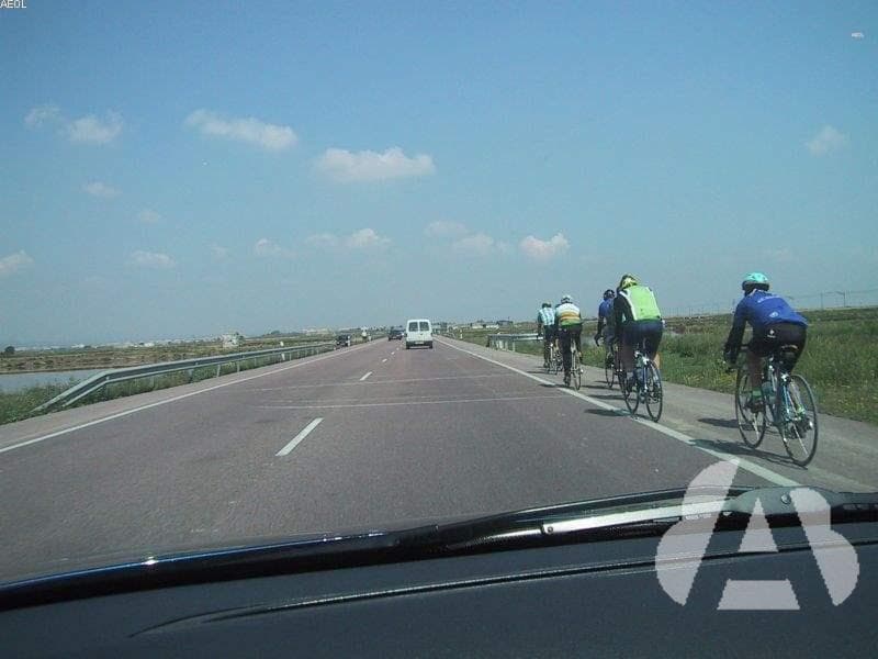 Si es necesario avisar a un ciclista con señales acústicas, ¿cómo deben…