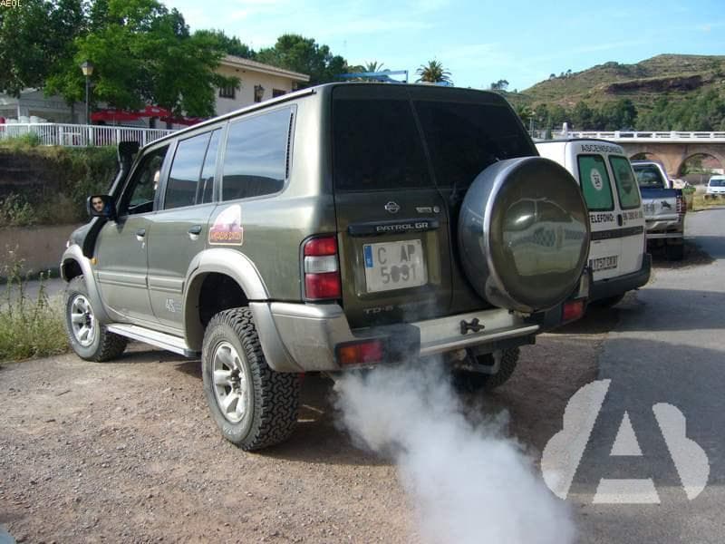 Su vehículo se incendia y no tiene extintor. ¿Cómo debe apagarlo?