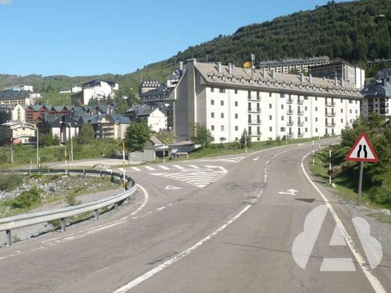 Un vehículo derivado de turismo y un camión entran a la vez en un tramo muy…