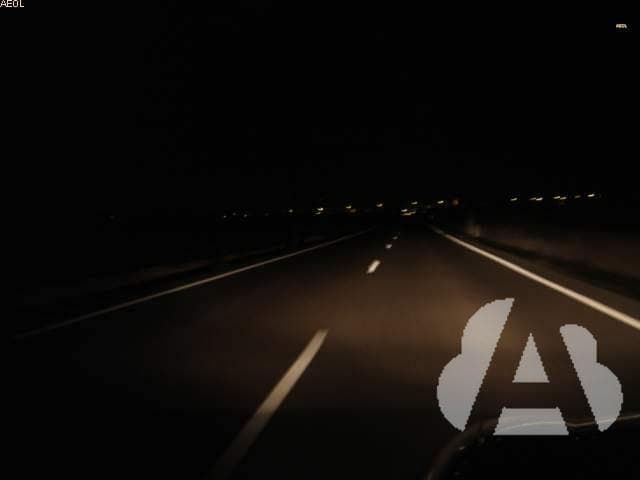 Si circula por una vía interurbana insuficientemente iluminada a una velocidad…