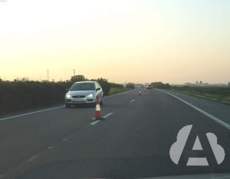 El carril izquierdo está abierto en sentido contrario al habitual. ¿A qué…