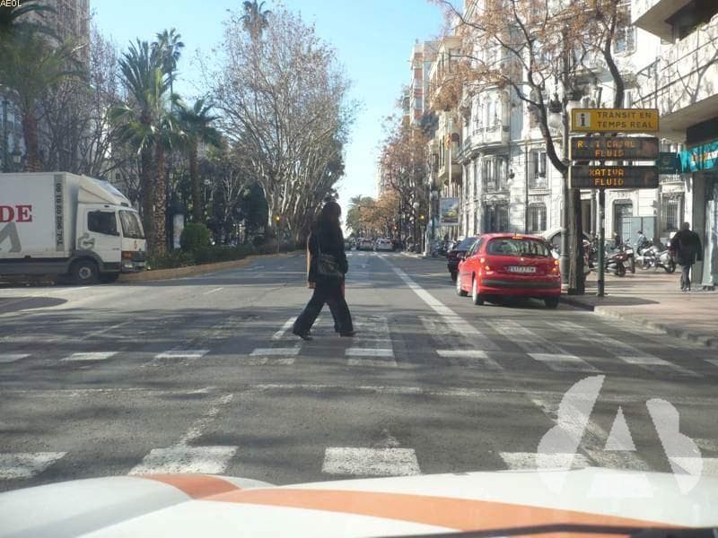 Al aproximarse a un paso para peatones, ¿qué se debe hacer?