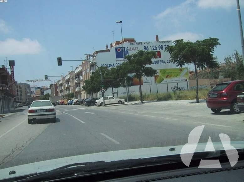 Mirar un cartel publicitario situado en el entorno de la vía, ¿puede distraer…