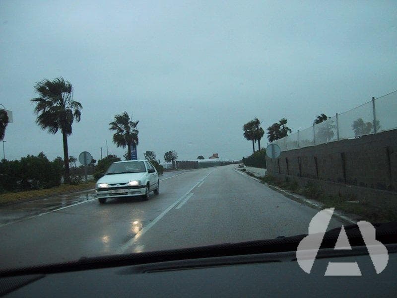 Durante el día, ¿es recomendable llevar encendida la luz de posición y cruce?