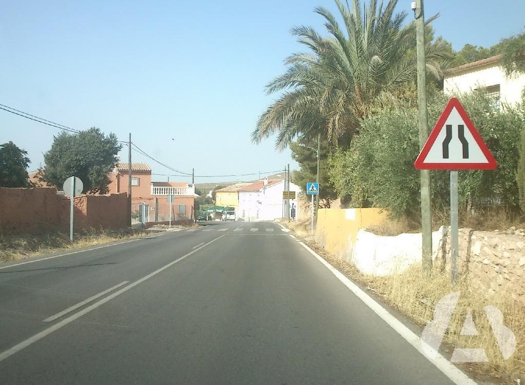 En un tramo de vía muy estrecho en el que no está señalizada la prioridad de…